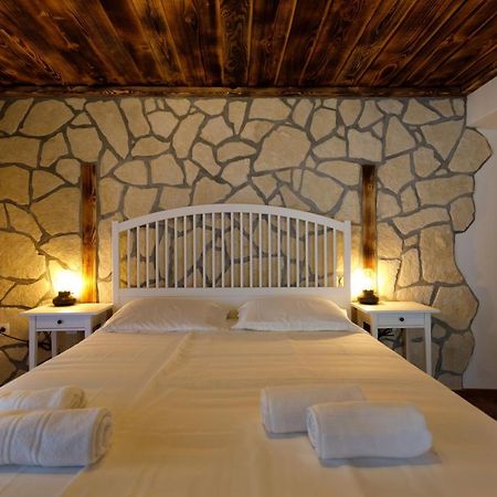 Rustic Apartment Evelin Krk Town Buitenkant foto