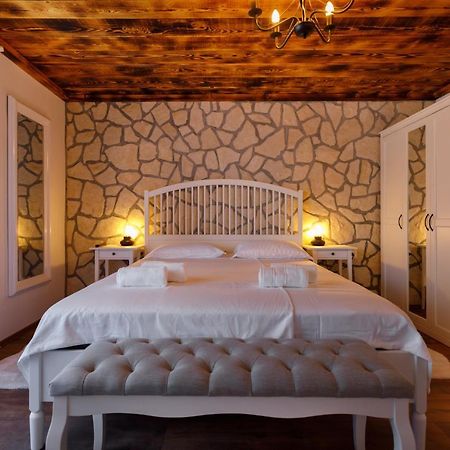 Rustic Apartment Evelin Krk Town Buitenkant foto