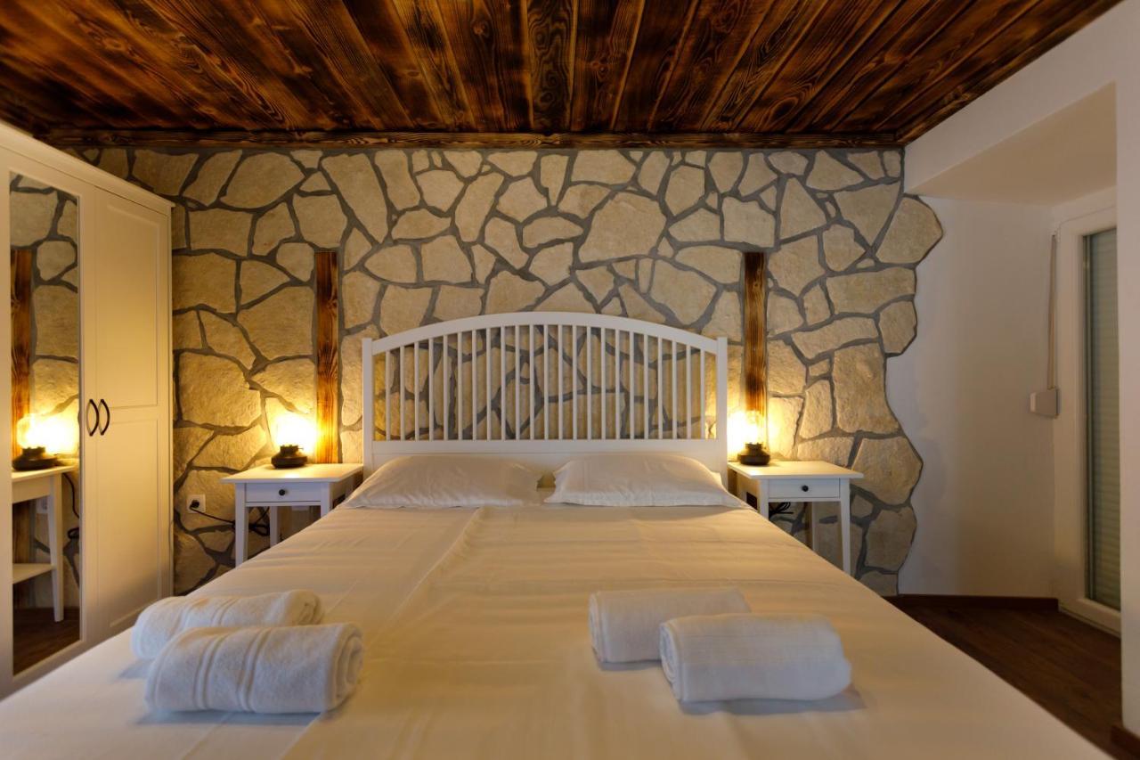 Rustic Apartment Evelin Krk Town Buitenkant foto