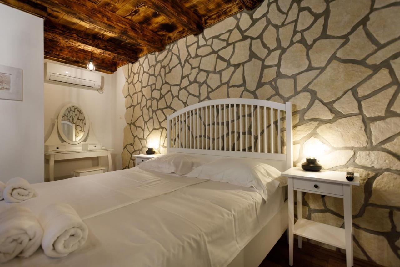 Rustic Apartment Evelin Krk Town Buitenkant foto