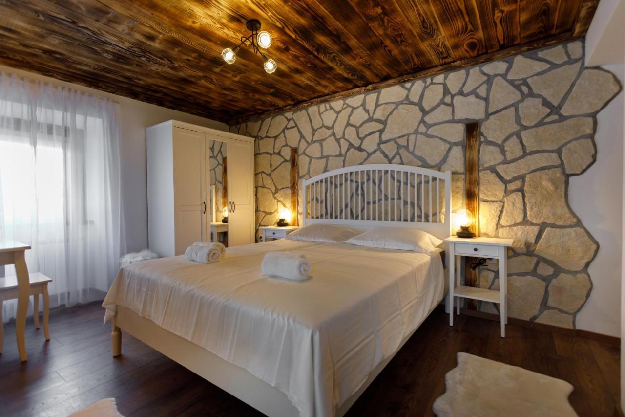 Rustic Apartment Evelin Krk Town Buitenkant foto