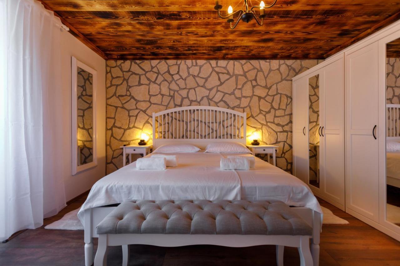 Rustic Apartment Evelin Krk Town Buitenkant foto