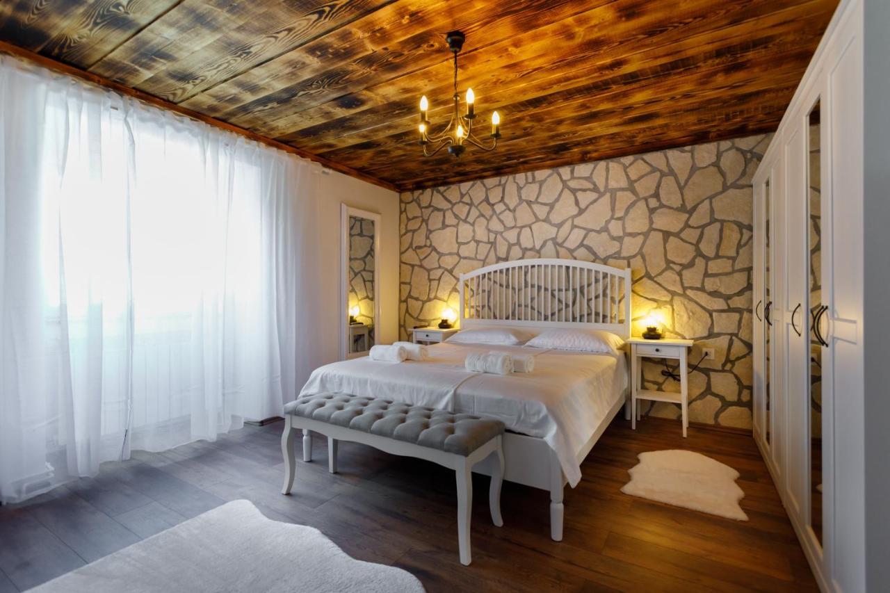 Rustic Apartment Evelin Krk Town Buitenkant foto