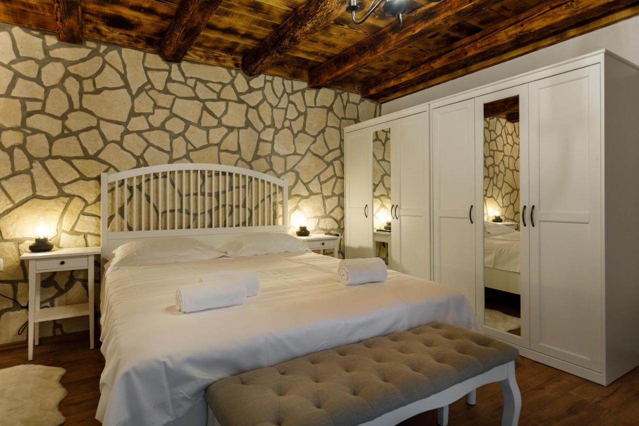 Rustic Apartment Evelin Krk Town Buitenkant foto