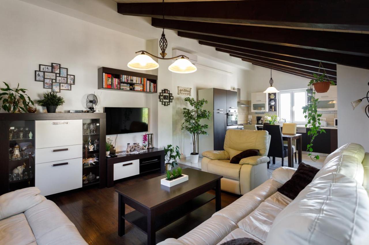Rustic Apartment Evelin Krk Town Buitenkant foto