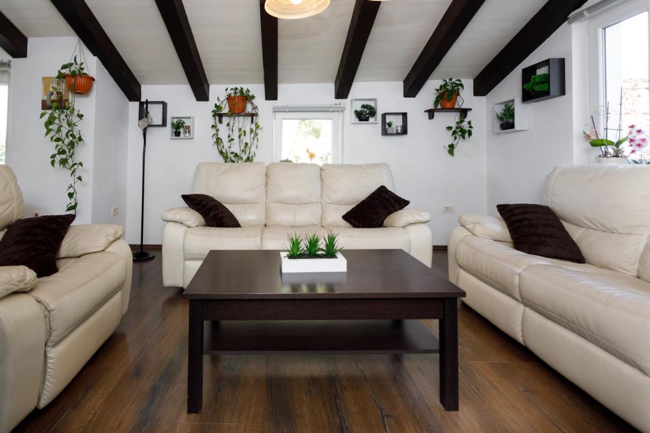 Rustic Apartment Evelin Krk Town Buitenkant foto
