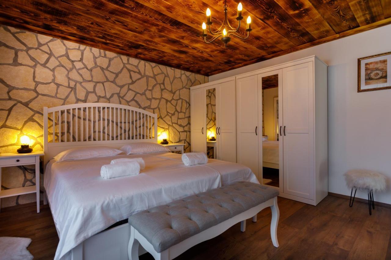 Rustic Apartment Evelin Krk Town Buitenkant foto